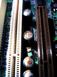 マザーボード上のパンクしたコンデンサ。